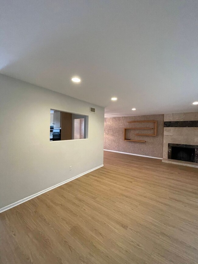 Building Photo - Spacious 4 Bdrm/2 Ba + Loft home with atta...