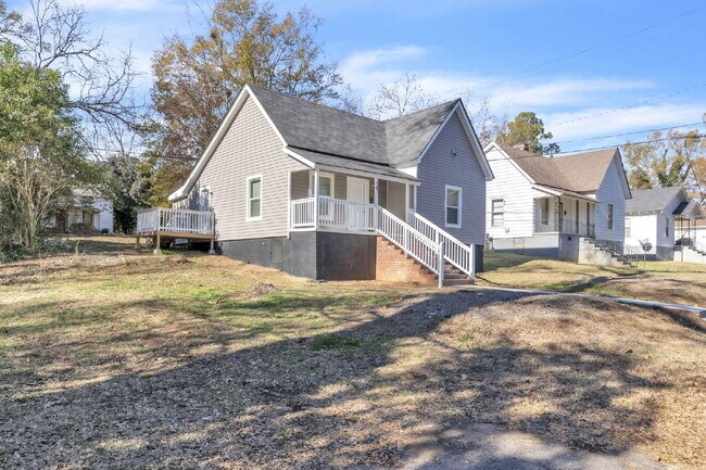 Building Photo - Cozy 2BR, 1BA Home with Spacious Yard in Downtown Anderson! Price improved to $1550/mo rent***