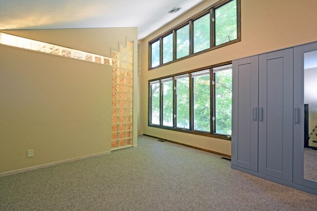 Building Photo - Beautiful 4 Bed 2.5 Bath Home in Minnetonka!