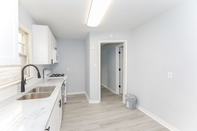 Building Photo - Charming Single Family Home