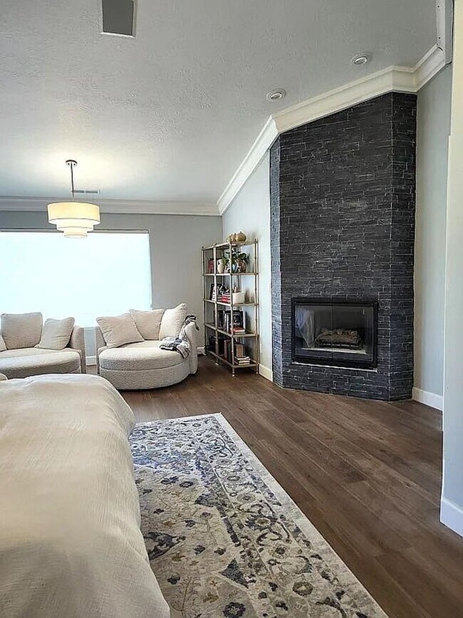 Building Photo - Charming 3 Bedroom Home Next To Sunbrook Golf Club!