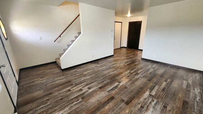 Building Photo - Updated 2 Bedroom Southside Duplex with Garage - Pet Friendly!