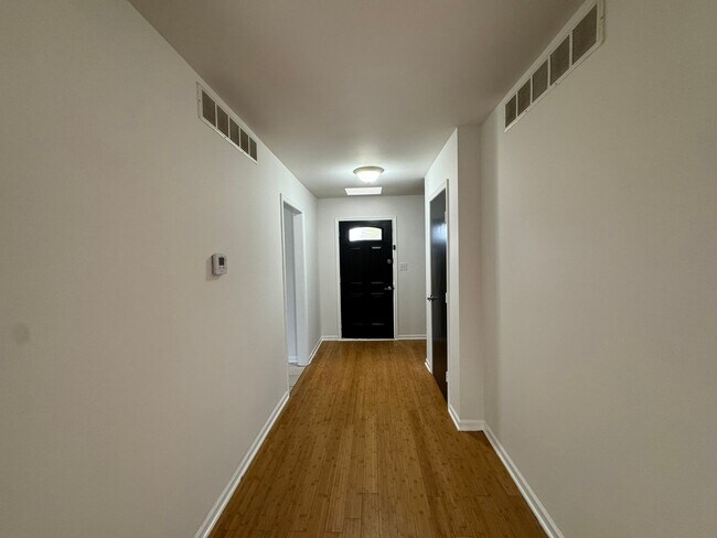 Building Photo - 201- 203 Briarcrest Ct