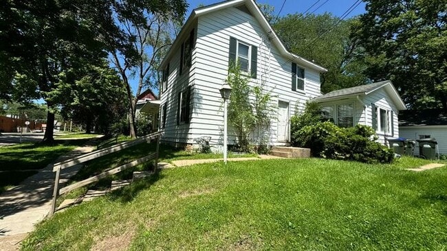 Building Photo - $2,100 | 4 Bedroom, 1.5 Bathroom Multi Flo...