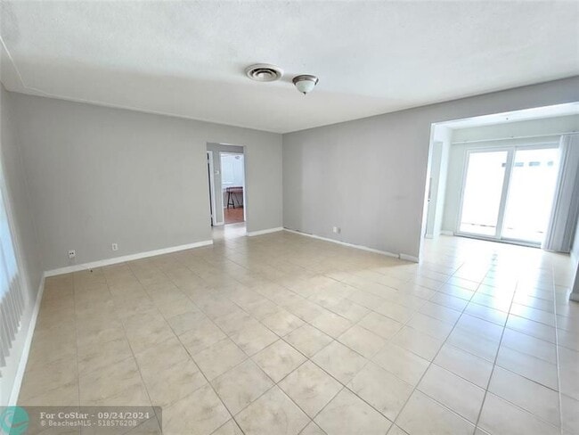 Building Photo - 2120 NE 41st St