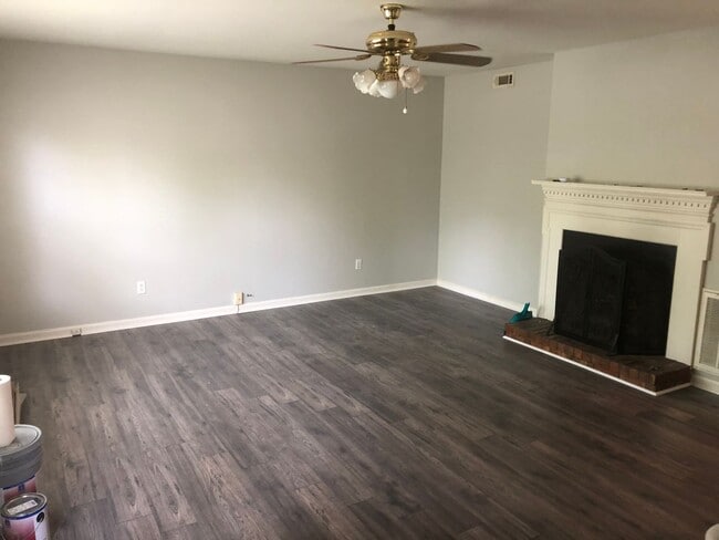 Photo - FOR LEASE - 2 Bed, 1.5 Bath, 1300sqft Townhome