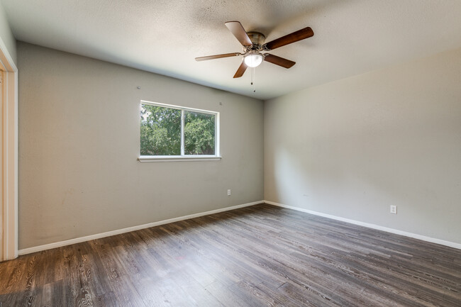 Foto del edificio - 9415 Quicksilver Dr