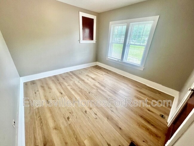 Building Photo - 521 E Broadway St