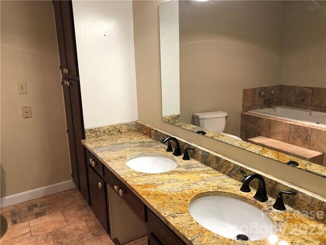 Foto del edificio - 5600 Carmel Rd
