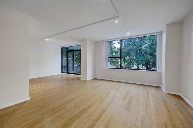 Building Photo - 14 Greenway Plz