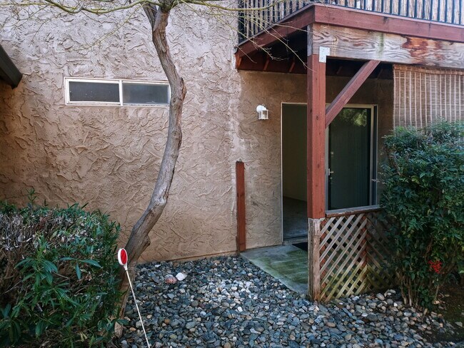 Building Photo - 8 Lorayne Ct
