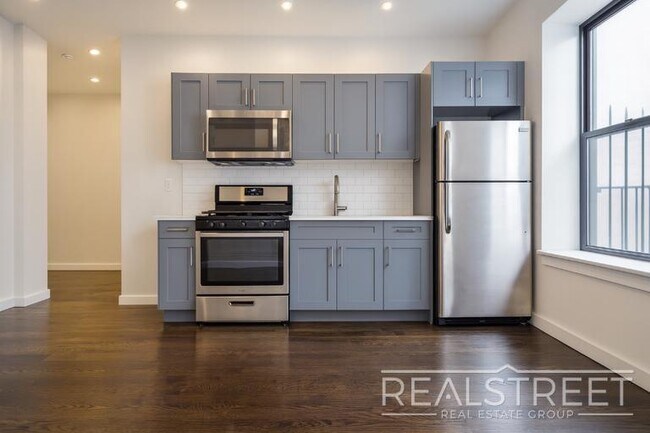 Building Photo - Stunning Modern Large 2 Bedroom Building Photo - Stunning Modern Large 2 Bedroom