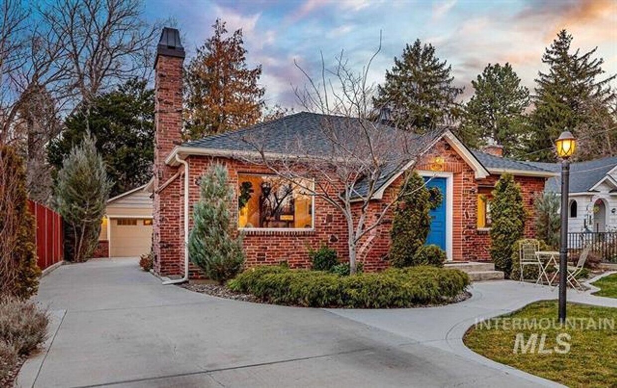 Foto principal - Cozy 3 Bed 2 Bath Cottage on Depot Bench i...