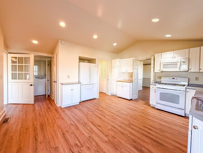 Building Photo - 3 bedroom, 2 bathroom Quiet Retreat With Scenic Views-Mansfield, Illinois