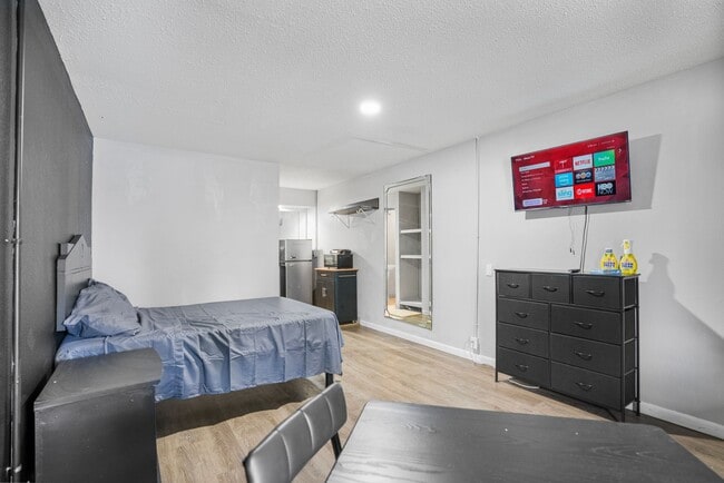 Foto del edificio - 905 Providence Blvd