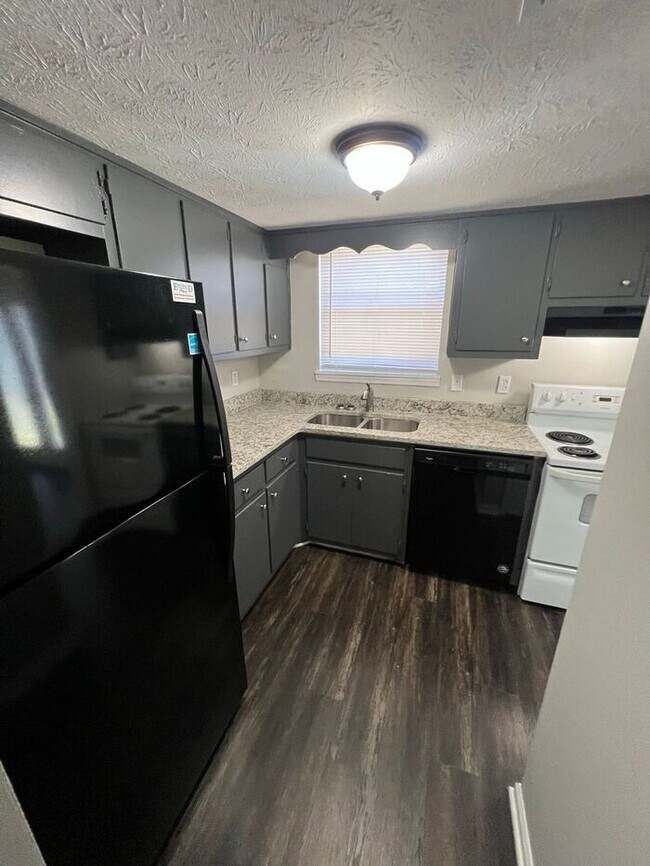 Foto del edificio - Ready Now!!! 2 bedroom 1.5 bath townhome off of Lenora Church Rd.!!