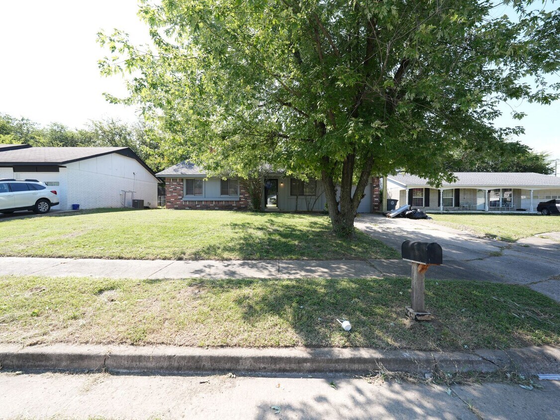 Primary Photo - Beautifully Redone 3 Bedroom House! Availa...