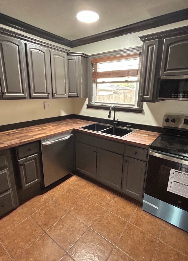 Building Photo - 9610 Britannia Ct