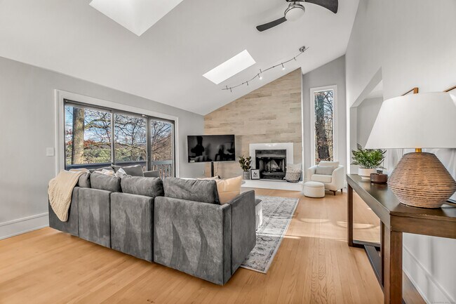 Foto del edificio - 520 Walnut Tree Hill Rd