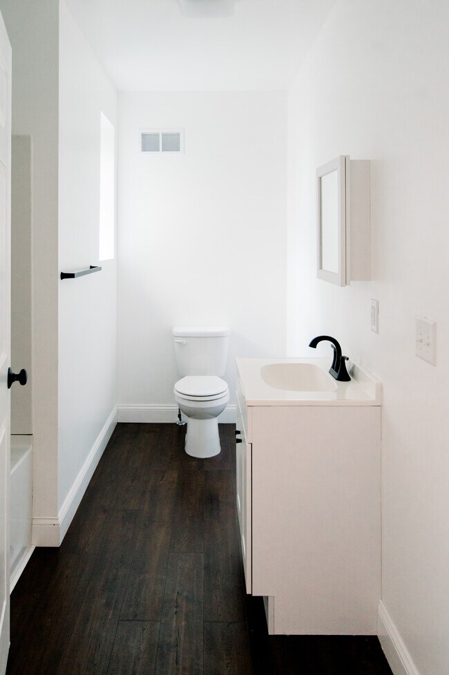 Baño - 516 S 8th St