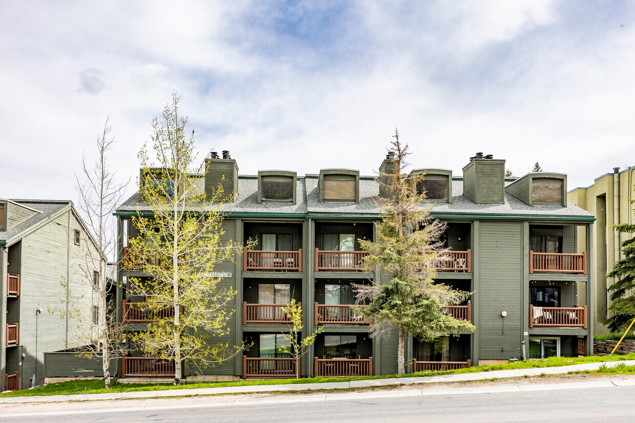 Primary Photo - 1487 Woodside Ave