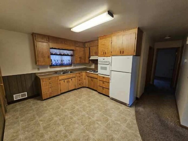 Building Photo - Spacious 3 bedroom 2 bathroom side by side...