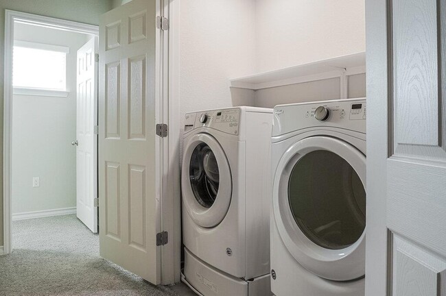 Foto del edificio - 5306 Golden Canary Ln