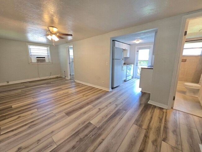 Foto del edificio - Cute 1 bed/ 1 bath Duplex Available now in...