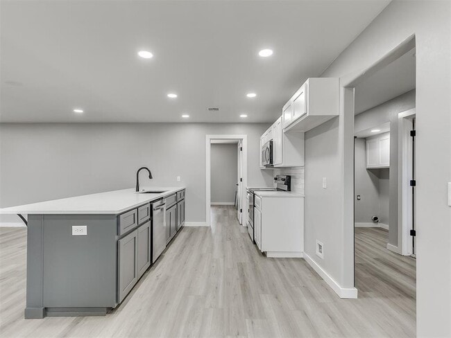 Building Photo - 6917 Woodridge Ave