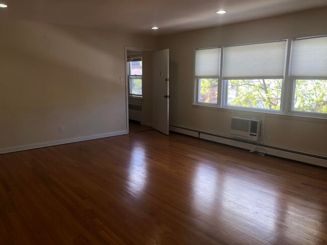 Building Photo - 384 Gorge Rd