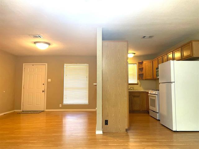 Building Photo - 705 SW Southridge Dr
