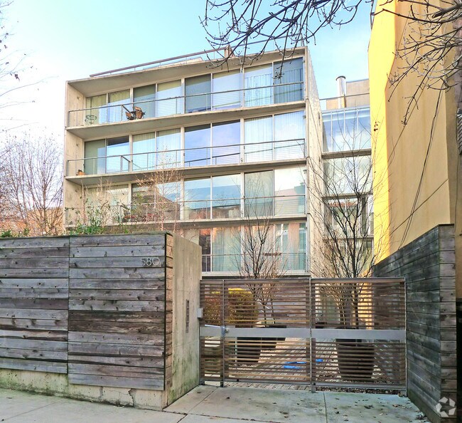 Building Photo - 580 Carroll St