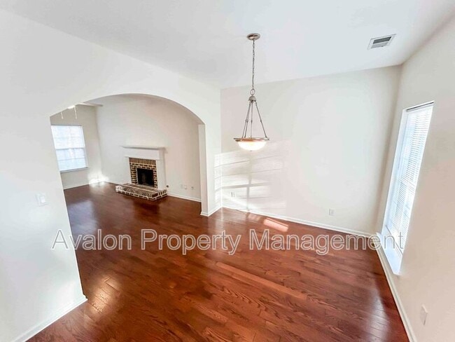 Building Photo - 2027 Oakbluff Way SW