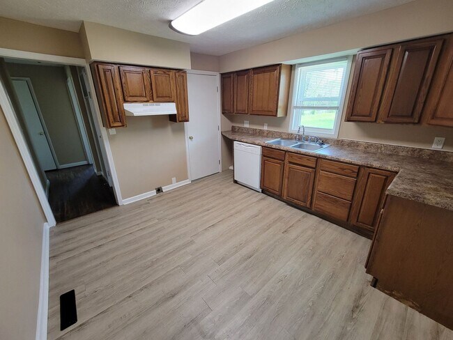 Building Photo - 3828 Angus 3BR/1.5BA (Moraine)