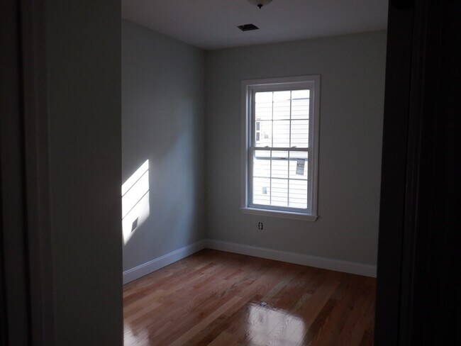 Building Photo - 1125 Hyde Park