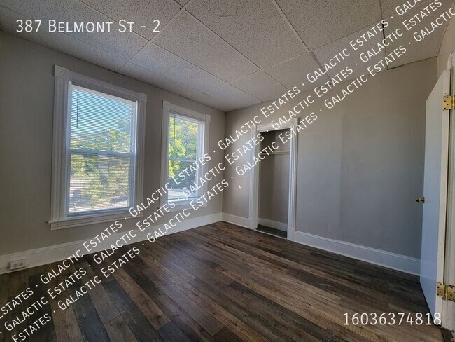 Building Photo - 3 bed 1 bath 2nd floor apartment with deck...