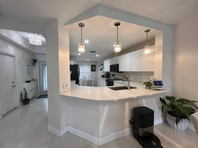 Building Photo - Fantastic, Weston Waterfront 3/2 PLUS Office in Gated Savanna