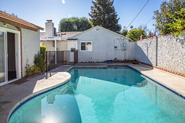 Building Photo - 22637 Dolorosa St