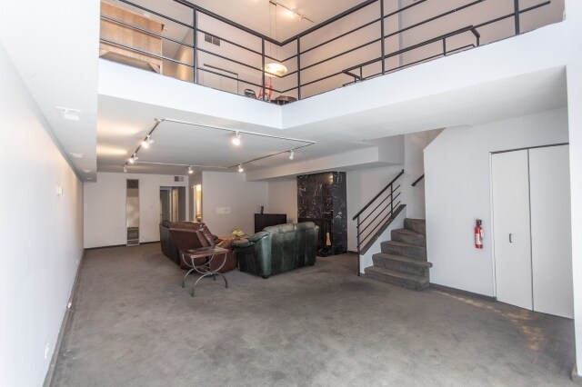 Building Photo - 954 W Willow St