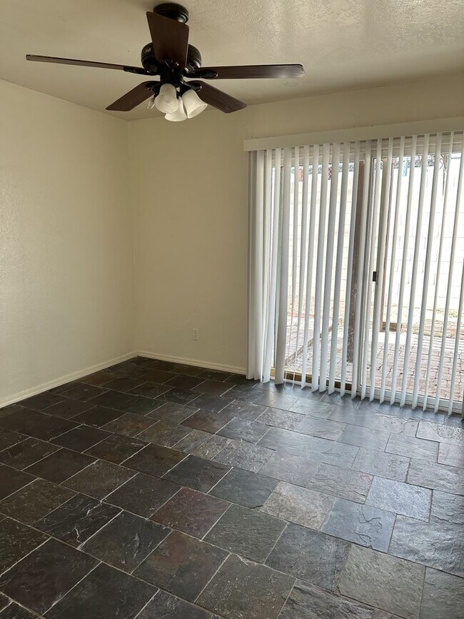 Foto del edificio - 2 Bedroom at Scottsdale and Thomas