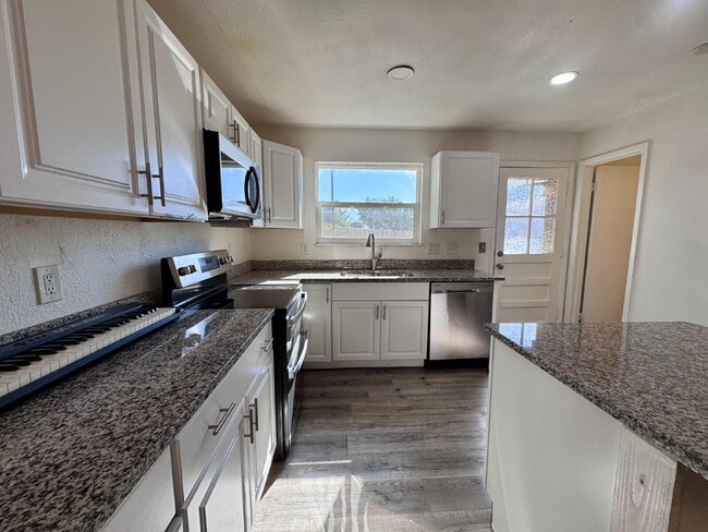 Building Photo - 2507 Rainbow Dr