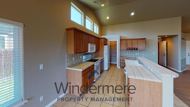 Building Photo - 910 Hedine Road