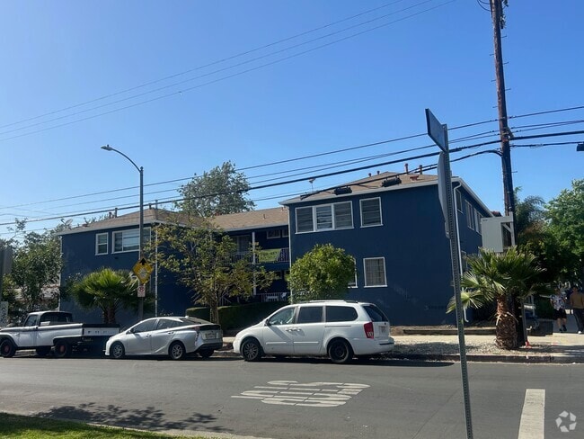 Building Photo - 7661 Oakwood Ave