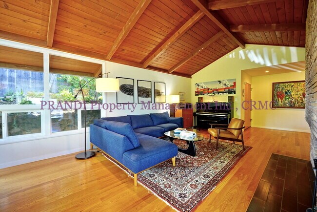 Building Photo - Spacious Greenbrae View Home with Privacy ...