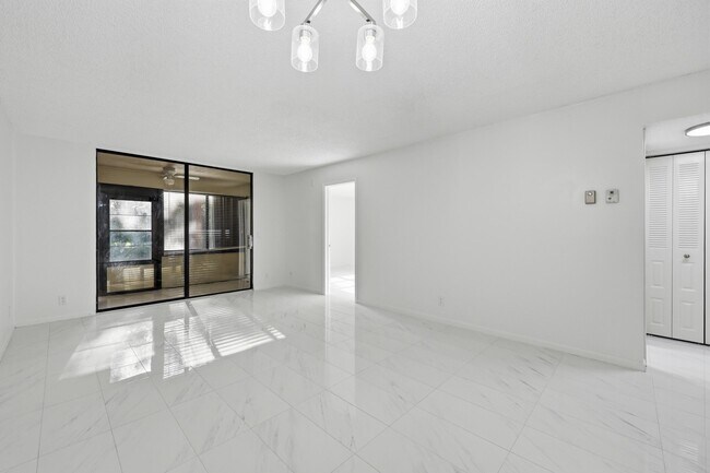 Foto del edificio - 4700 Lucerne Lakes Blvd W