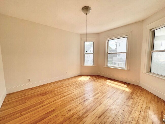 Foto del edificio - HOT ALLSTON LISTING!!!!