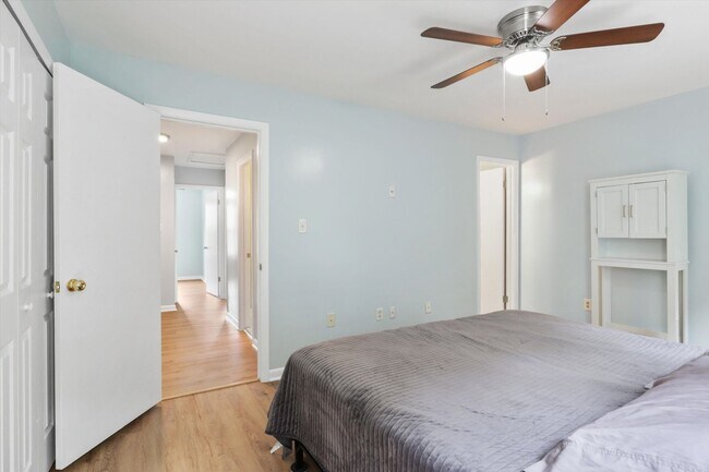 Building Photo - Charming 3-Level Townhouse with Modern Upg...