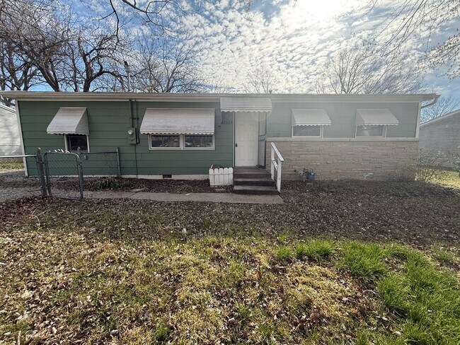 Foto del edificio - 3 Bed 1 Bath with Bonus Room Coming Soon!