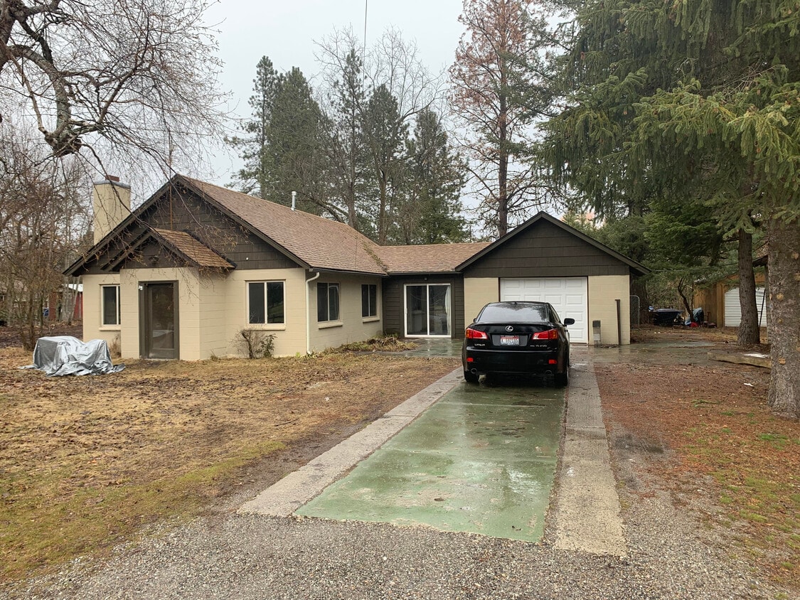 Primary Photo - 1671 E Miles Ave