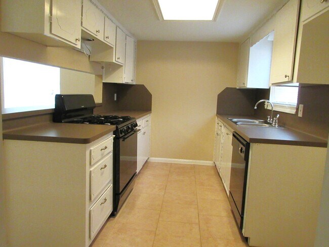 Building Photo - 714 Cherry Valley Dr